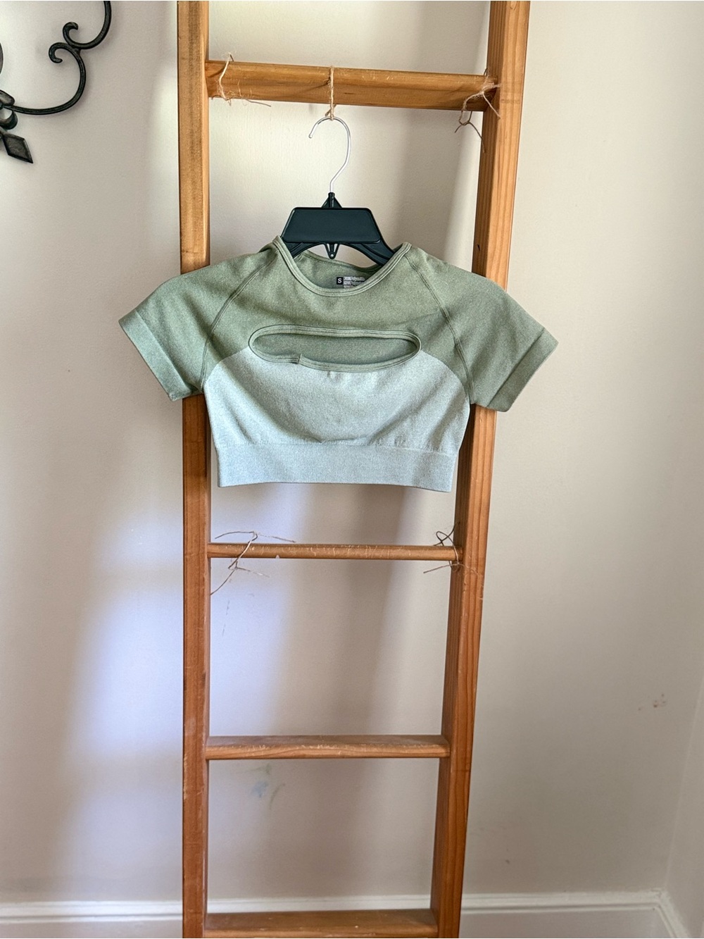 Womens Sage Green Active Crop Top w/ Keyhole Neck- Unbranded